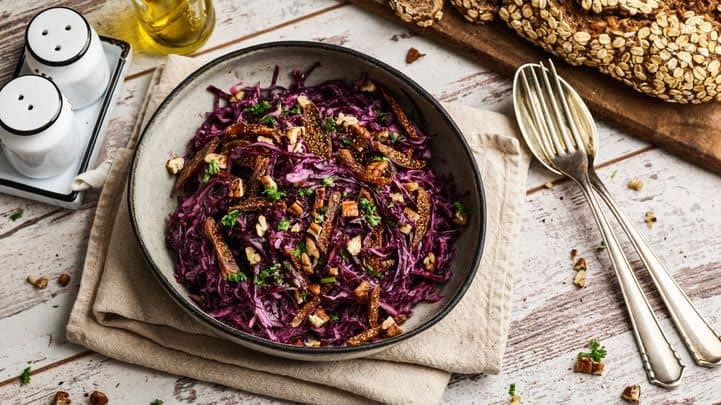 Red cabbage salad with figs